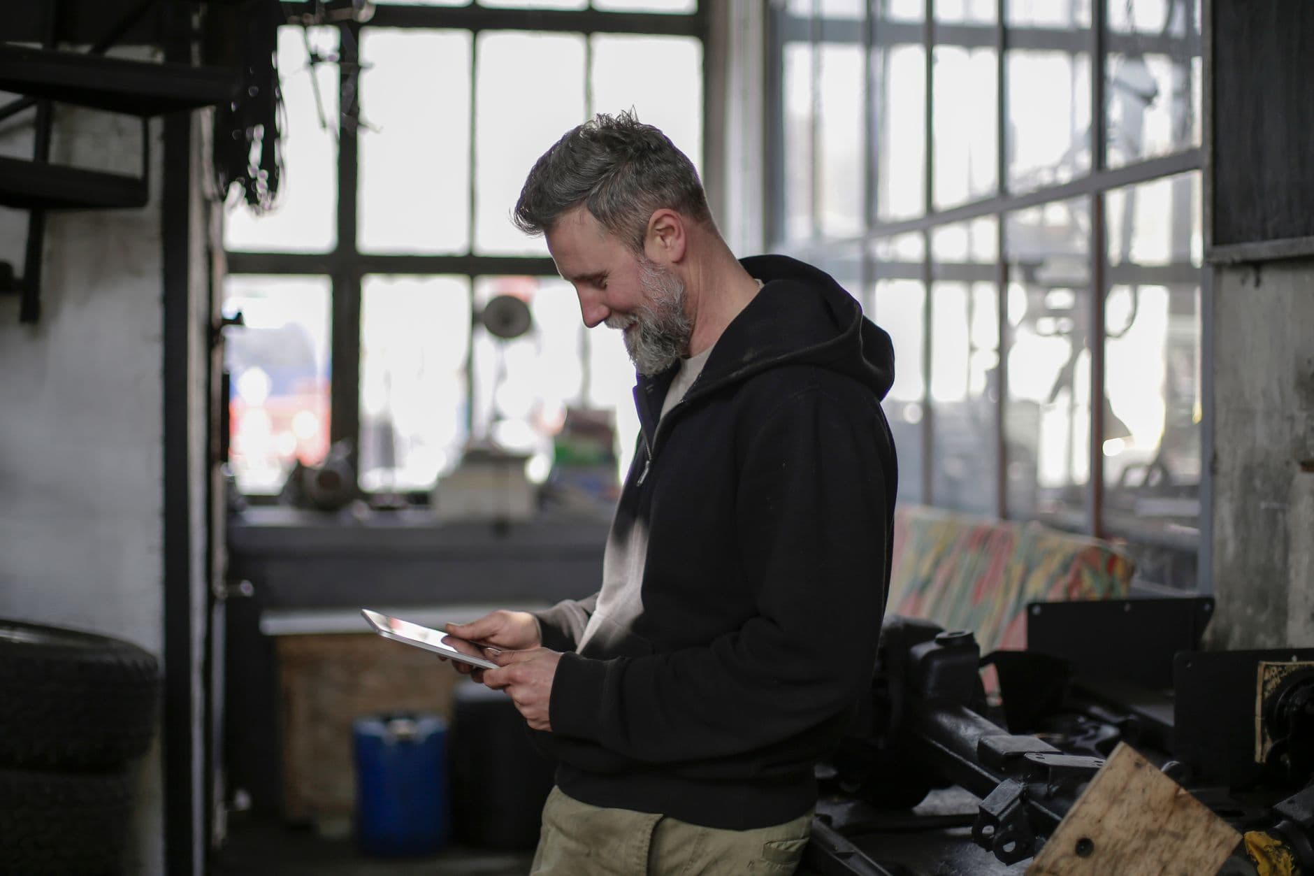 Artisan consultant sa fiche Google sur tablette pour vérifier ses avis