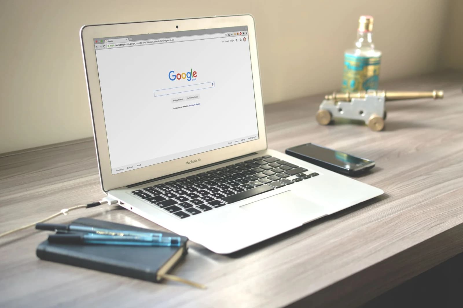 Smartphone montrant une fiche Google avec des étoiles et des avis clients