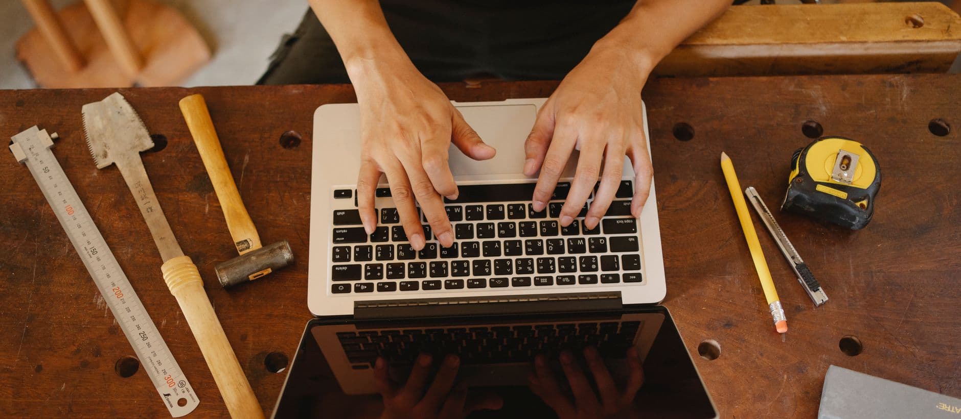 Artisan répondant à des questions sur sa fiche Google depuis son smartphone