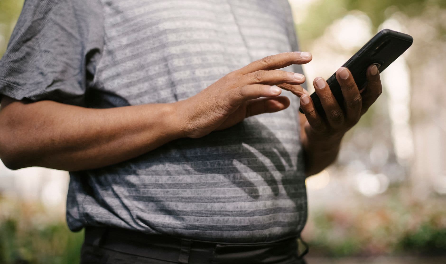 Smartphone affichant une demande d'avis Google avec interface claire