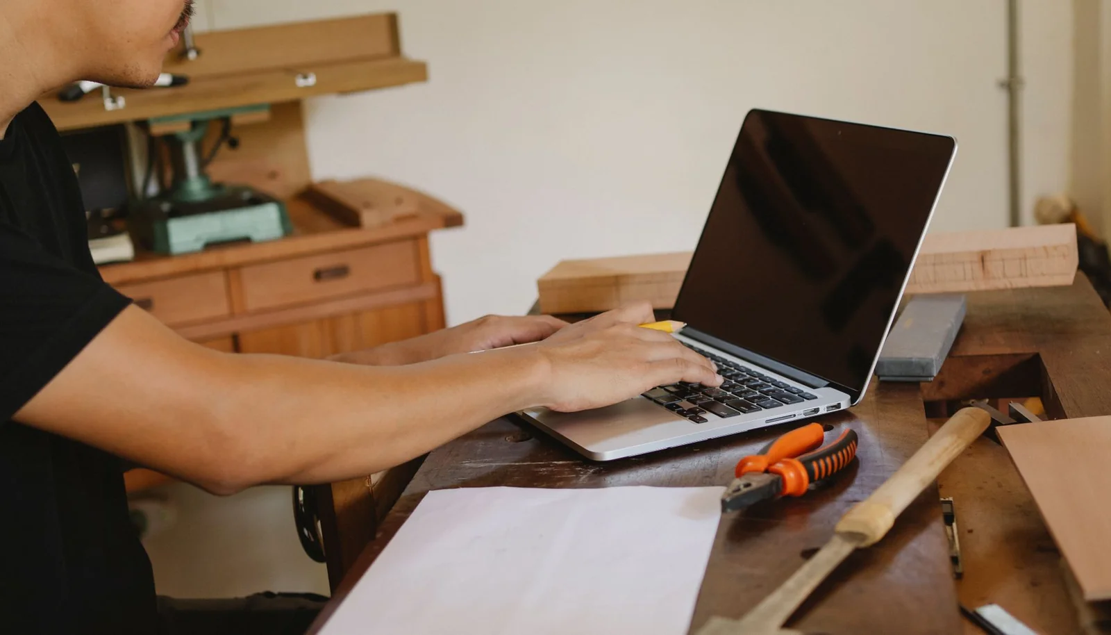 Artisan qui complète sa fiche Google depuis un ordinateur portable