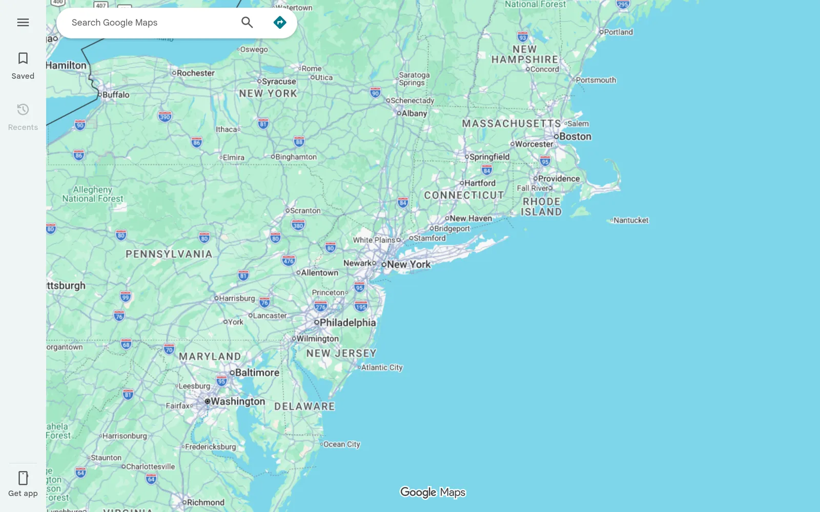 Smartphone affichant Google Maps avec le pack local et les épingles d'entreprises locales