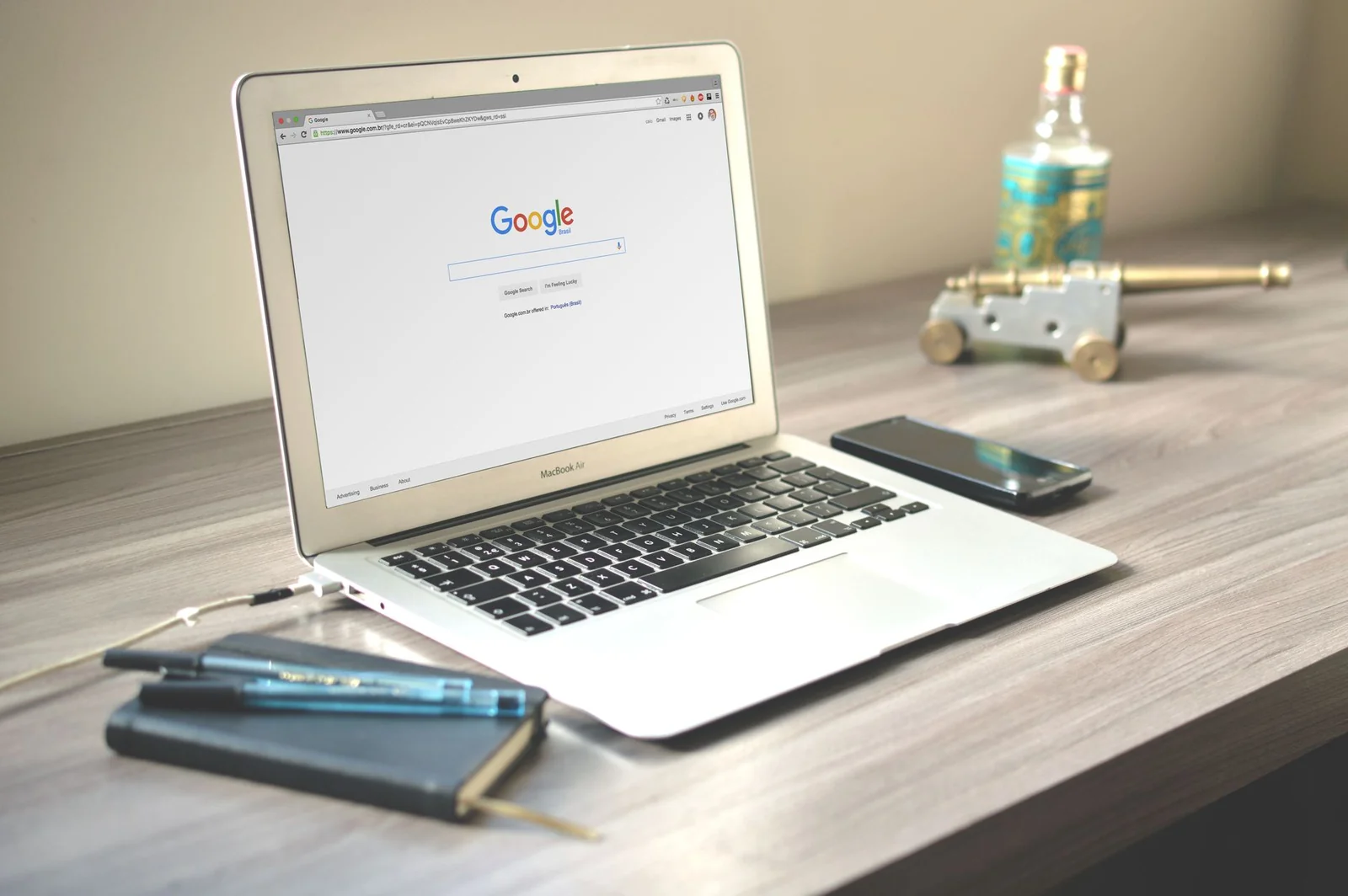 Smartphone montrant une fiche Google avec des étoiles et des avis clients